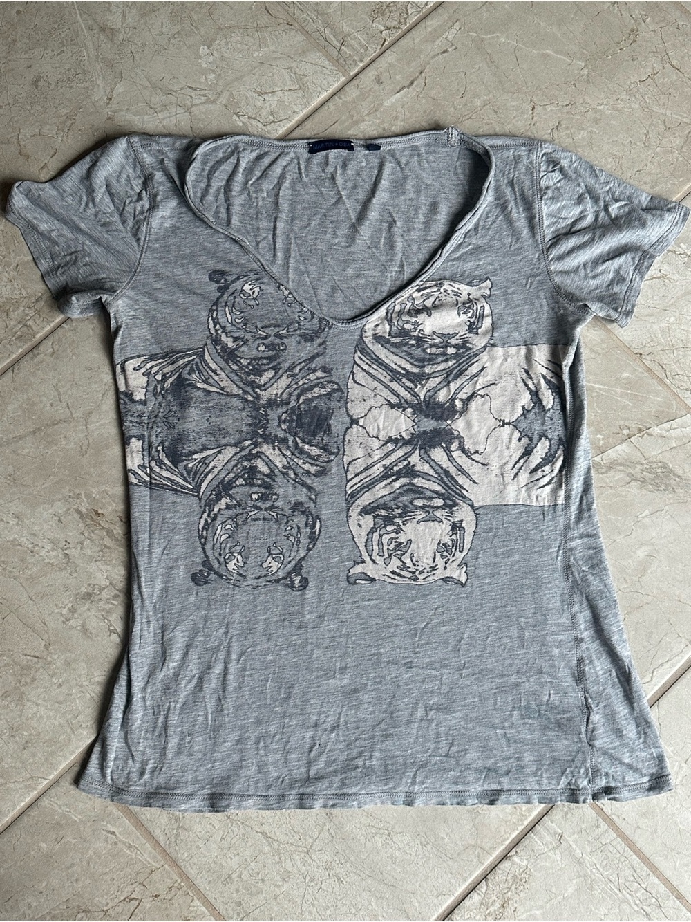 Grey v neck medium tee shirt tigers super soft lightweight
